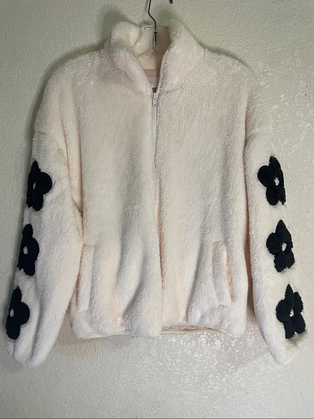 entro Cozy Faux Fur Jacket floral appliqué - Picture 1 of 12